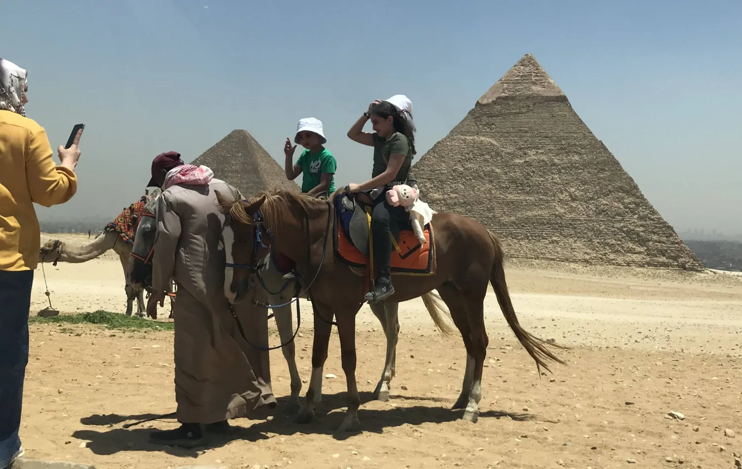 أهرامات الجيزة تستقبل 15 ألف زائر في يوم واحد.. أعلى معدل منذ بدء تشغيل منظومة التطوير