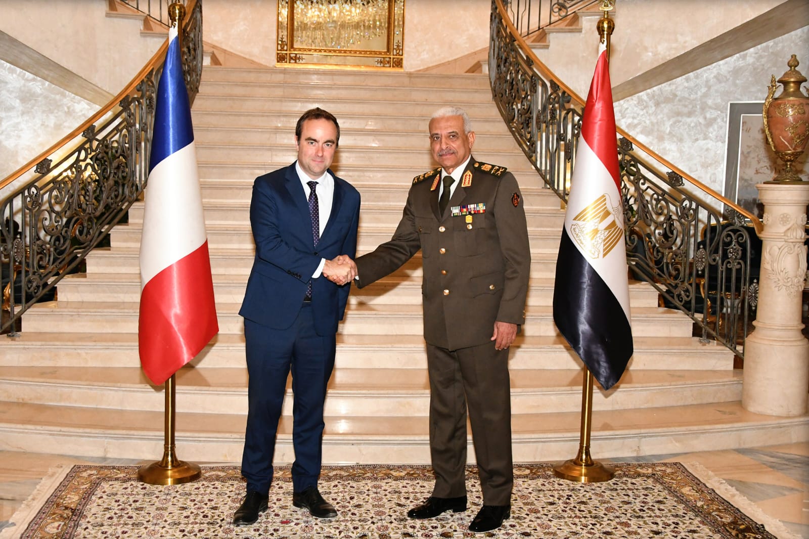 وزير الدفاع يلتقي نظيره الفرنسي لتعزيز التعاون العسكري بين القاهرة وباريس