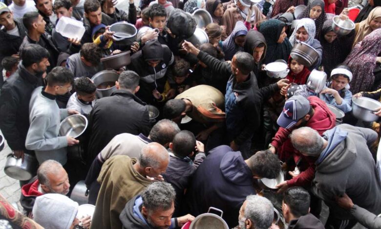 71 شهيدا في غزة منذ الفجر والأمم المتحدة تتهم الاحتلال بـ"اصطياد" المدنيين عبر المساعدات 1 71 شهيدا في غزة منذ الفجر والأمم المتحدة تتهم الاحتلال بـ"اصطياد" المدنيين عبر المساعدات