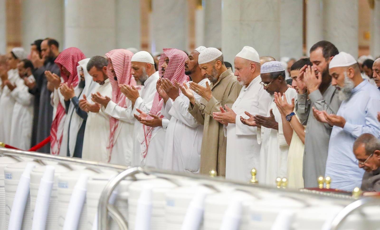 الصلاة نور في الدنيا ونجاة في الآخرة.. 16 فضيلة عظيمة تقودك إلى الجنة