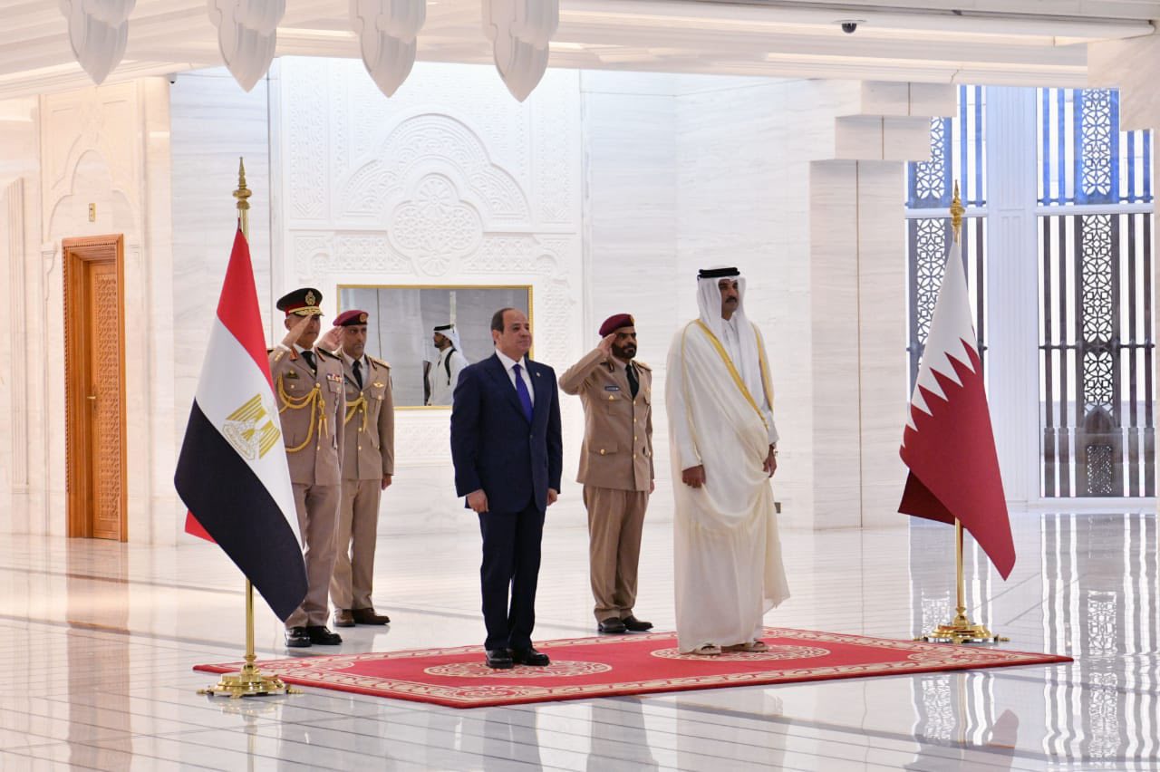 السيسي يلتقي الأمير تميم في الدوحة ويؤكدان دعم غزة ورفض تهجير الفلسطينيين