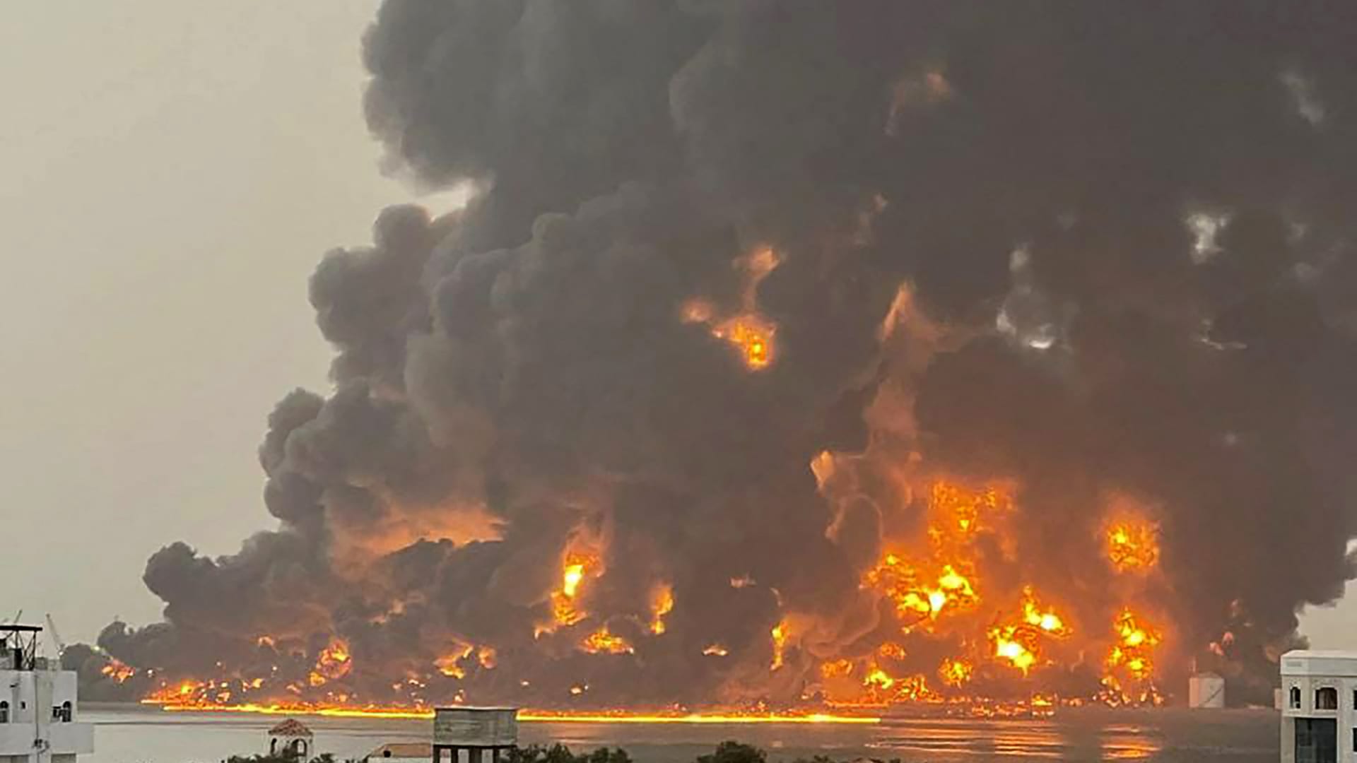 مجزرة رأس عيسى.. 58 قتيلاً و126 جريحاً في غارات أمريكية دامية على الحديدة