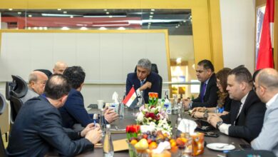 وزير السياحة يعقد لقاءات مع قيادات شركات الطيران بدبي لزيادة الرحلات إلى الغردقة والأقصر