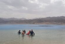 70 متطوعًا و20 غواصًا ينظفون شواطئ وقاع "اللاجونا" في مدينة دهب بجنوب سيناء