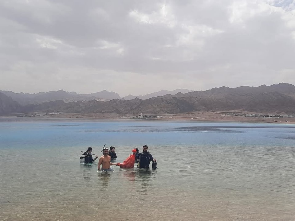 70 متطوعًا و20 غواصًا ينظفون شواطئ وقاع "اللاجونا" في مدينة دهب بجنوب سيناء