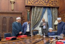 طفل على كرسي الإمام الطيب.. فيديو يشعل مواقع التواصل من داخل الأزهر الشريف