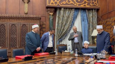 طفل على كرسي الإمام الطيب.. فيديو يشعل مواقع التواصل من داخل الأزهر الشريف