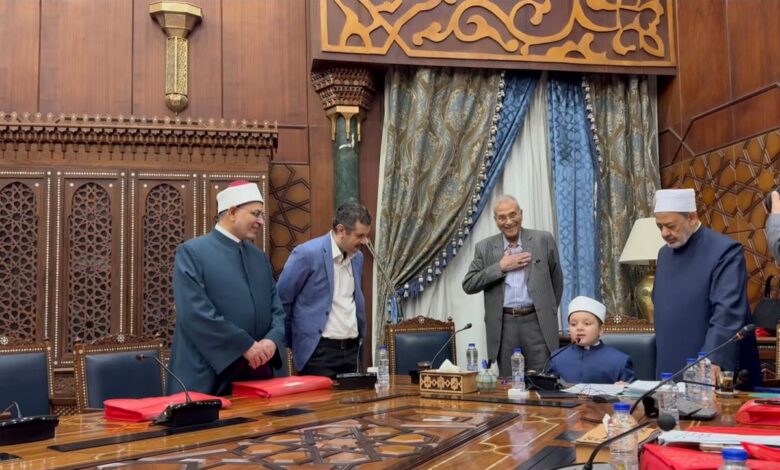 طفل على كرسي الإمام الطيب.. فيديو يشعل مواقع التواصل من داخل الأزهر الشريف 1 طفل على كرسي الإمام الطيب.. فيديو يشعل مواقع التواصل من داخل الأزهر الشريف