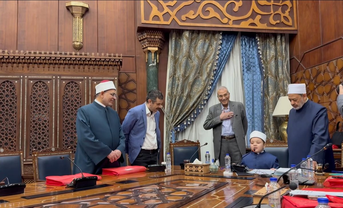 طفل على كرسي الإمام الطيب.. فيديو يشعل مواقع التواصل من داخل الأزهر الشريف 1 طفل على كرسي الإمام الطيب.. فيديو يشعل مواقع التواصل من داخل الأزهر الشريف