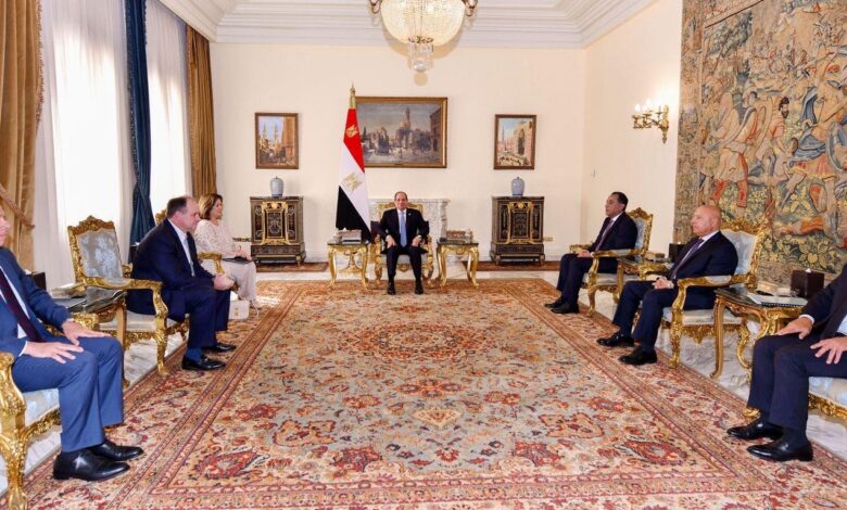 السيسي لوفد رجال الأعمال الأمريكيين: مصر بوابة أفريقيا وتوفر فرصاً واعدة للاستثمار