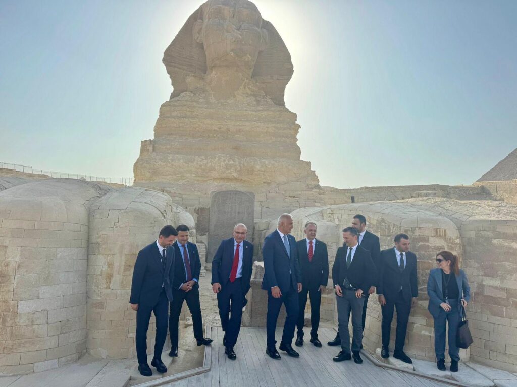 وزير الثقافة والسياحة التركي ينبهر بعظمة الأهرامات خلال زيارته لمنطقة الجيزة الأثرية