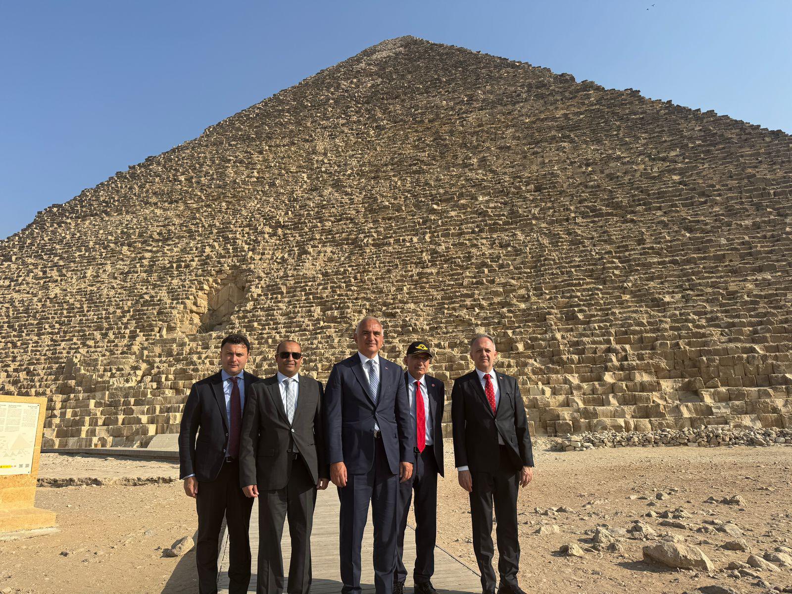 وزير الثقافة والسياحة التركي ينبهر بعظمة الأهرامات خلال زيارته لمنطقة الجيزة الأثرية