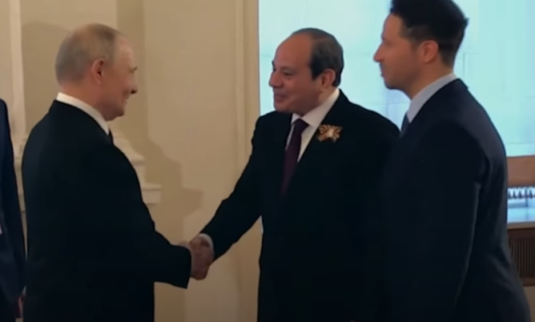 السيسي يصل الساحة الحمراء بموسكو للمشاركة في احتفالات الذكرى الـ80 لـ"عيد النصر" 1 السيسي يصل الساحة الحمراء بموسكو للمشاركة في احتفالات الذكرى الـ80 لـ"عيد النصر"