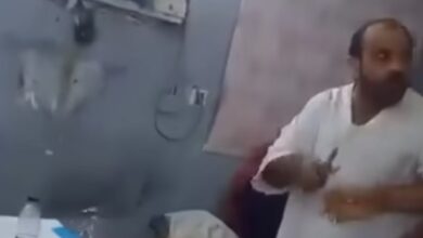 فيديو يوثّق اعتداء كفيل سعودي على مصري بمقص والسفارة تتحرّك لمتابعة الواقعة