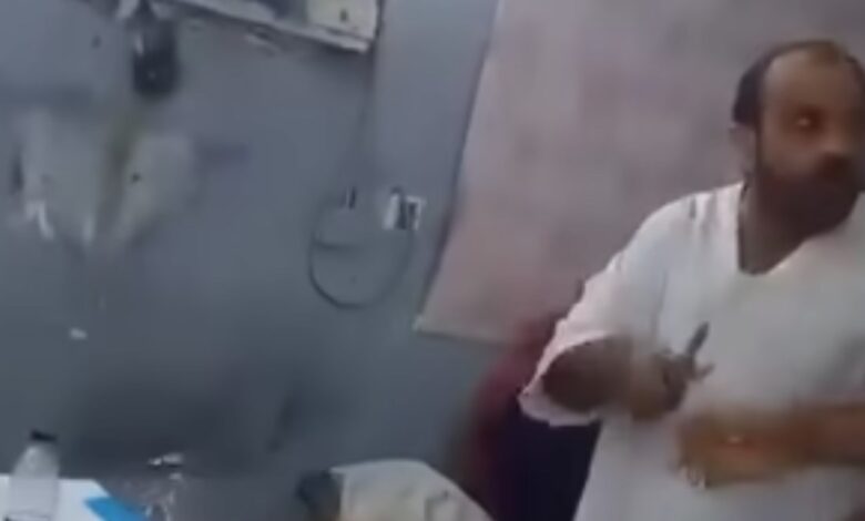 فيديو يوثّق اعتداء كفيل سعودي على مصري بمقص والسفارة تتحرّك لمتابعة الواقعة 1 فيديو يوثّق اعتداء كفيل سعودي على مصري بمقص والسفارة تتحرّك لمتابعة الواقعة