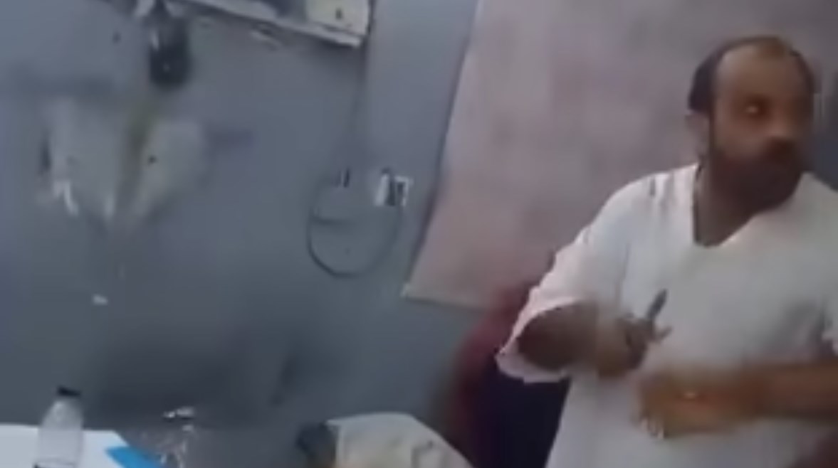 فيديو يوثّق اعتداء كفيل سعودي على مصري بمقص والسفارة تتحرّك لمتابعة الواقعة
