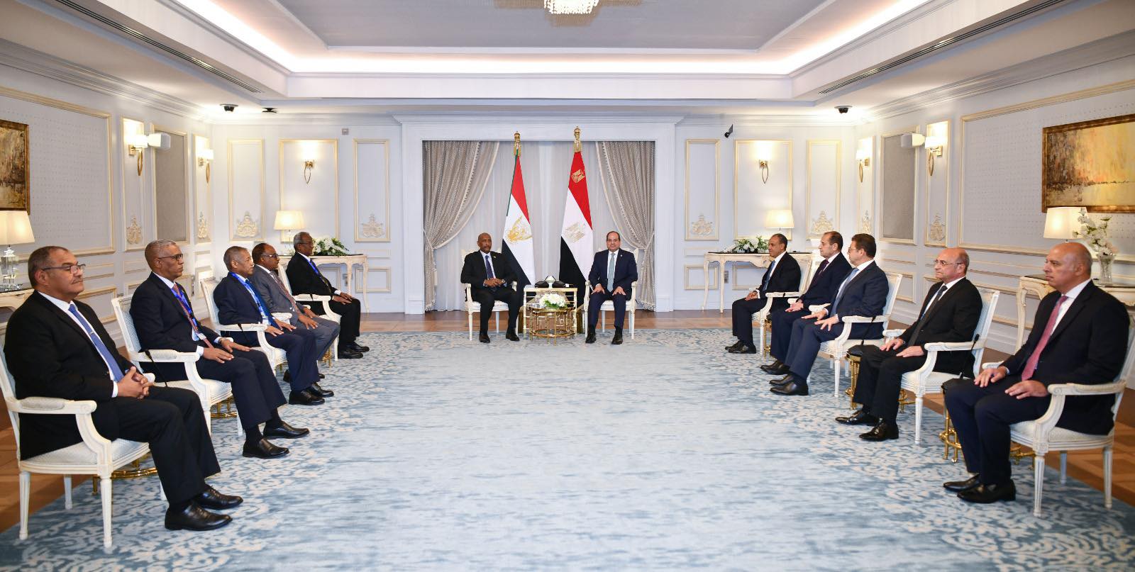 السيسي يستقبل البرهان في العلمين ويؤكد دعم مصر لوحدة السودان واستقراره