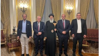 مساعد وزير الخارجية يكرم الأنبا سارافيم ويشيد بدور المصريين في أمريكا