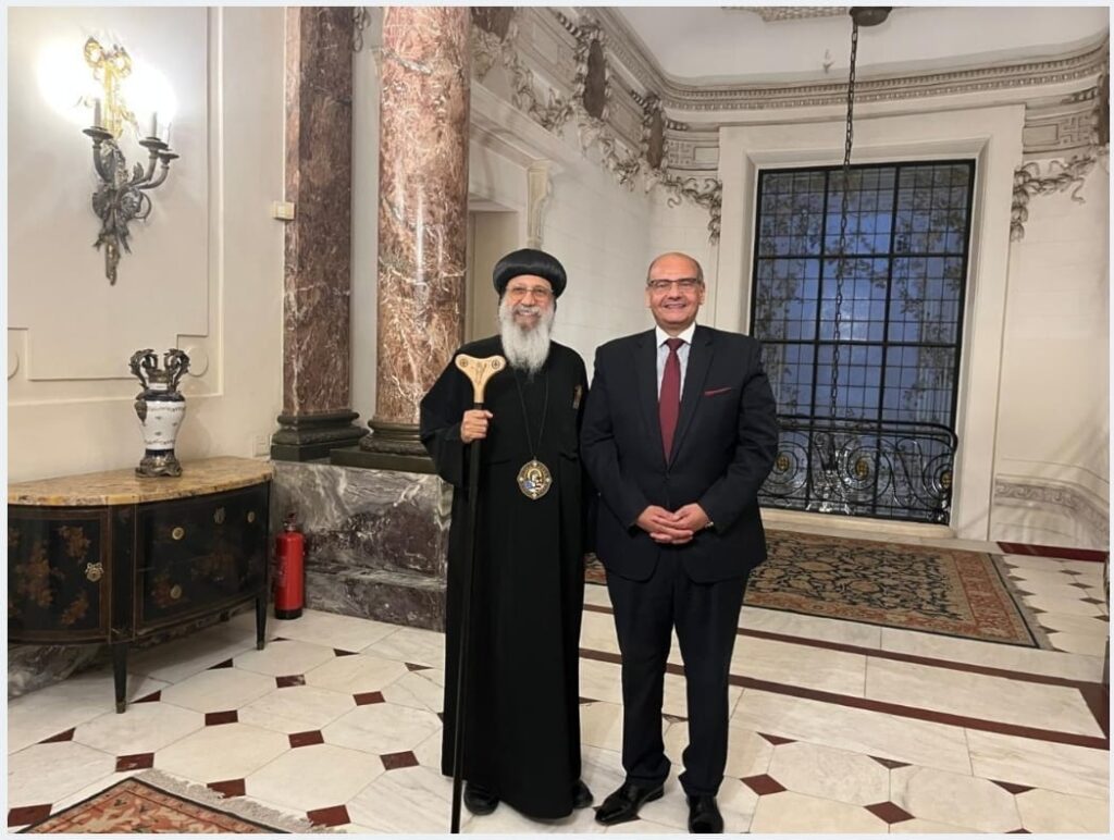 مساعد وزير الخارجية يكرم الأنبا سارافيم ويشيد بدور المصريين في أمريكا