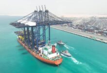 وصول السفينة "ZHEN HUA 36" لميناء السخنة محمّلة بأوناش عملاقة ضمن خطة تطوير محطة "هاتشيسون" الذكية