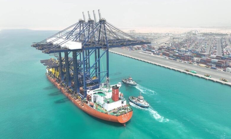 وصول السفينة "ZHEN HUA 36" لميناء السخنة محمّلة بأوناش عملاقة ضمن خطة تطوير محطة "هاتشيسون" الذكية 1 وصول السفينة "ZHEN HUA 36" لميناء السخنة محمّلة بأوناش عملاقة ضمن خطة تطوير محطة "هاتشيسون" الذكية
