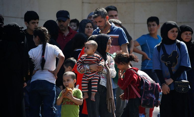لبنان يبدأ تنفيذ أول خطة أممية لعودة اللاجئين السوريين بحوافز مالية.. و11 ألفًا يسجلون للعودة في الأسبوع الأول