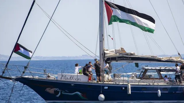 "حنظلة" تبحر من إيطاليا نحو غزة لكسر الحصار.. وسط مخاوف من مصير "مادلين" 1 "حنظلة" تبحر من إيطاليا نحو غزة لكسر الحصار.. وسط مخاوف من مصير "مادلين"