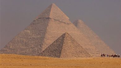 "السياحة والآثار" ترد على فيديو الحفر بجوار الأهرامات: خارج النطاق الأثري