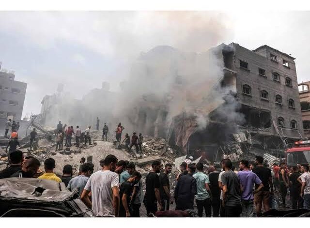10 شهداء في قصف إسرائيلي على شمال غزة وكنيسة دير اللاتين.. وميلوني تندد: لا شيء يبرر استهداف المدنيين