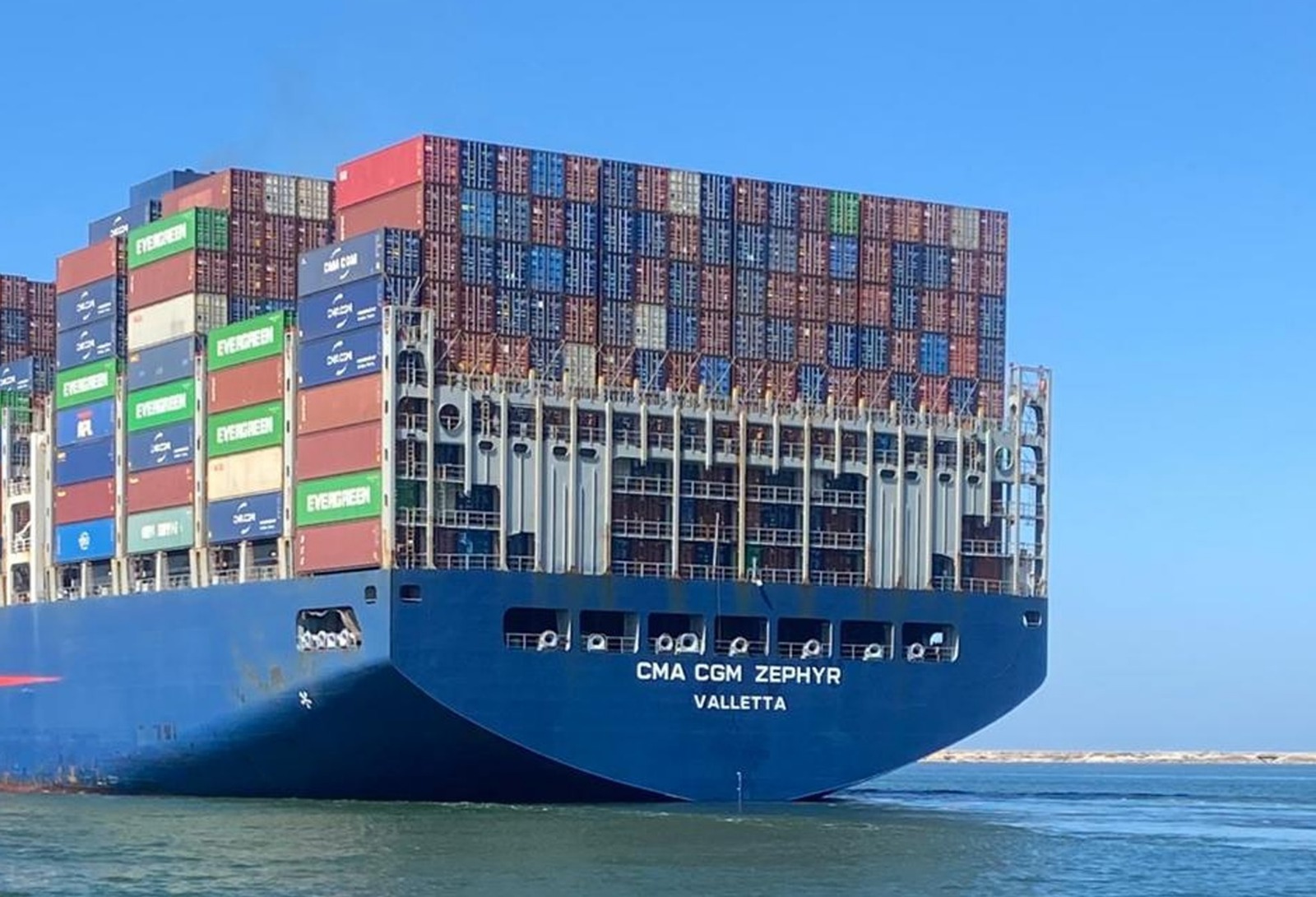 "CMA CGM ZEPHYR"تتصدر عبور 10 سفن حاويات بقناة السويس بعد تطبيق خصم 15% للسفن العملاقة