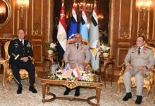 رئيس الأركان يلتقي قائد القيادة المركزية الأمريكية لبحث التعاون العسكري