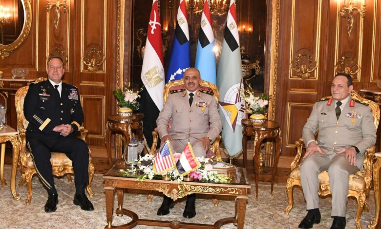 رئيس الأركان يلتقي قائد القيادة المركزية الأمريكية لبحث التعاون العسكري