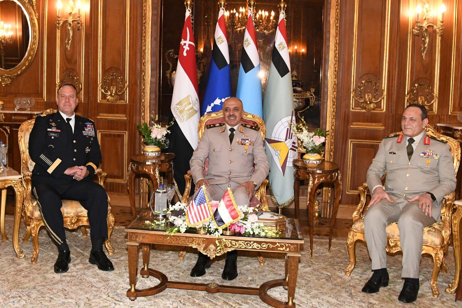 رئيس الأركان يلتقي قائد القيادة المركزية الأمريكية لبحث التعاون العسكري
