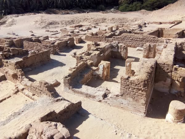 اكتشاف أثري فريد في واحة الخارجة يكشف عن مدينة سكنية تعود لفترة التحول من الوثنية إلى المسيحية