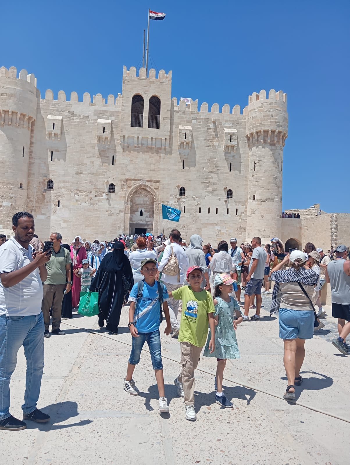 آلاف الزوار يتوافدون على مواقع الإسكندرية الأثرية بعد فتحها مجانًا احتفالًا بعيد الثغر القومي