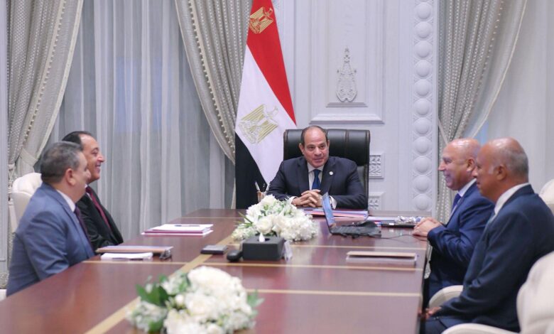 السيسي يتابع مشروعات النقل والصناعة.. تطوير 7 موانئ وخطي سكة حديد بسيناء 1 السيسي يتابع مشروعات النقل والصناعة.. تطوير 7 موانئ وخطي سكة حديد بسيناء