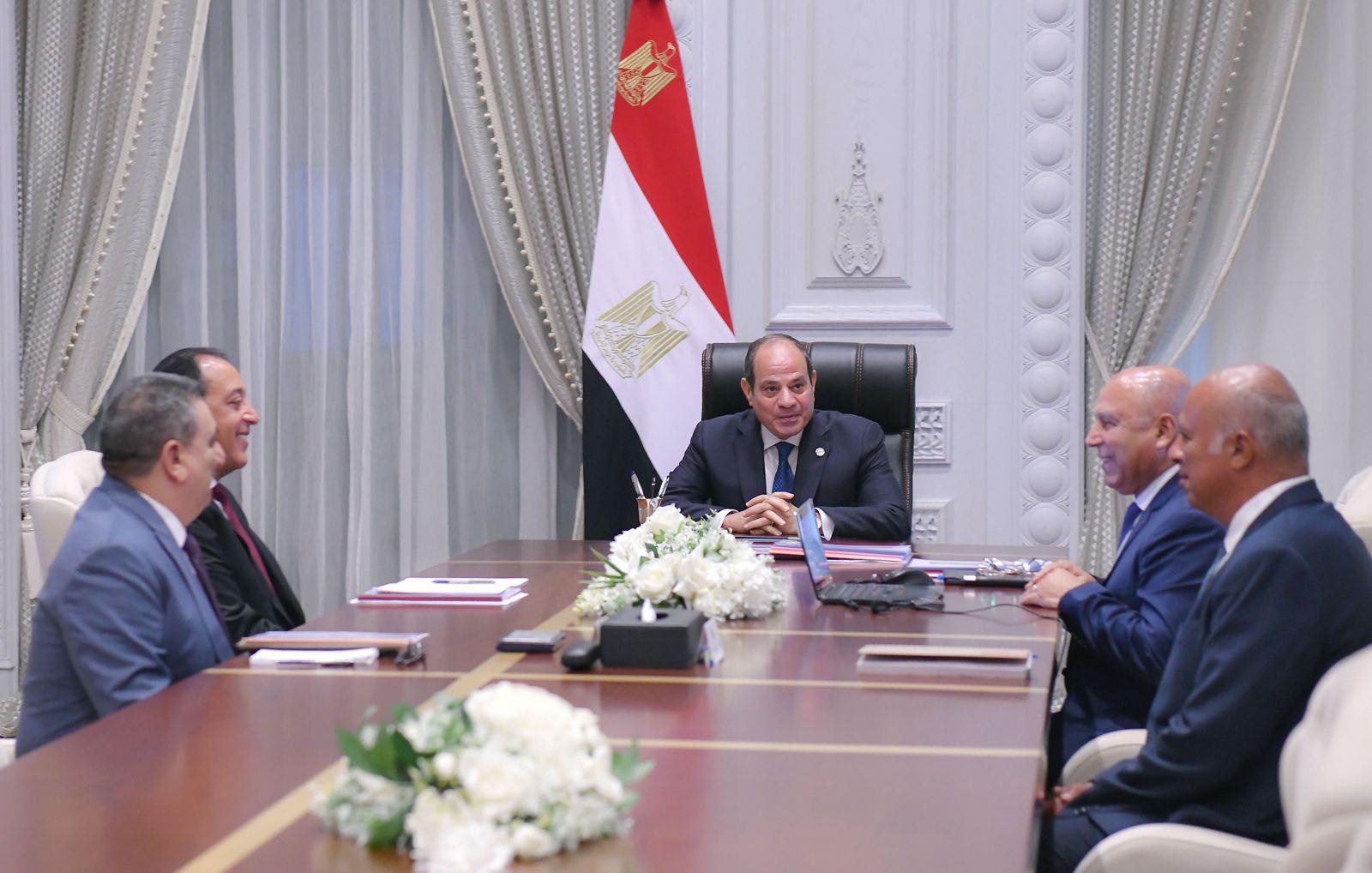 السيسي يتابع مشروعات النقل والصناعة.. تطوير 7 موانئ وخطي سكة حديد بسيناء