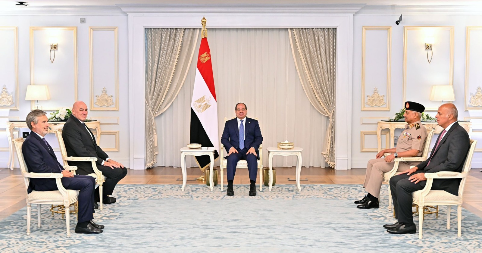 السيسي يبحث مع وزير الدفاع الإيطالي تعزيز التعاون العسكري وموقف غزة
