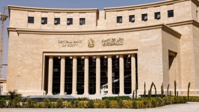 بلومبرج: البنك المركزي المصري قد يخفض الفائدة مجدداً مع تباطؤ التضخم وتعافي الجنيه