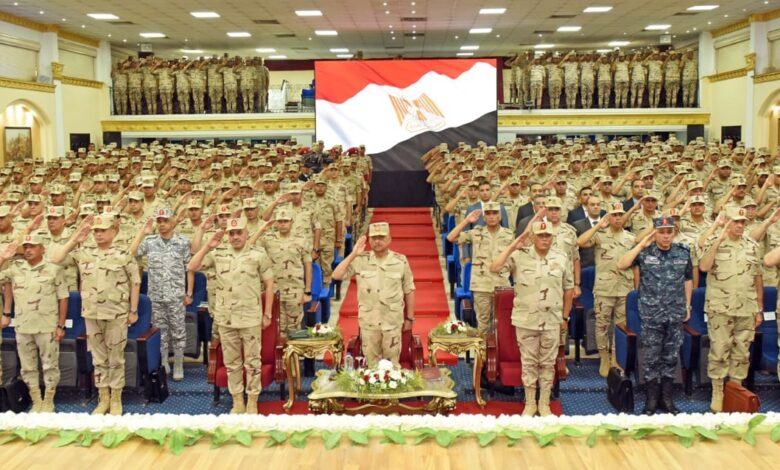 وزير الدفاع يلتقي بمقاتلي المنطقة الجنوبية العسكرية