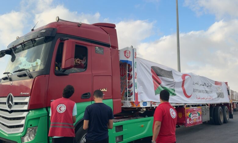 الهلال الأحمر يطلق قافلة زاد العزة الـ43 إلى غزة محملة بـ3000 طن مساعدات