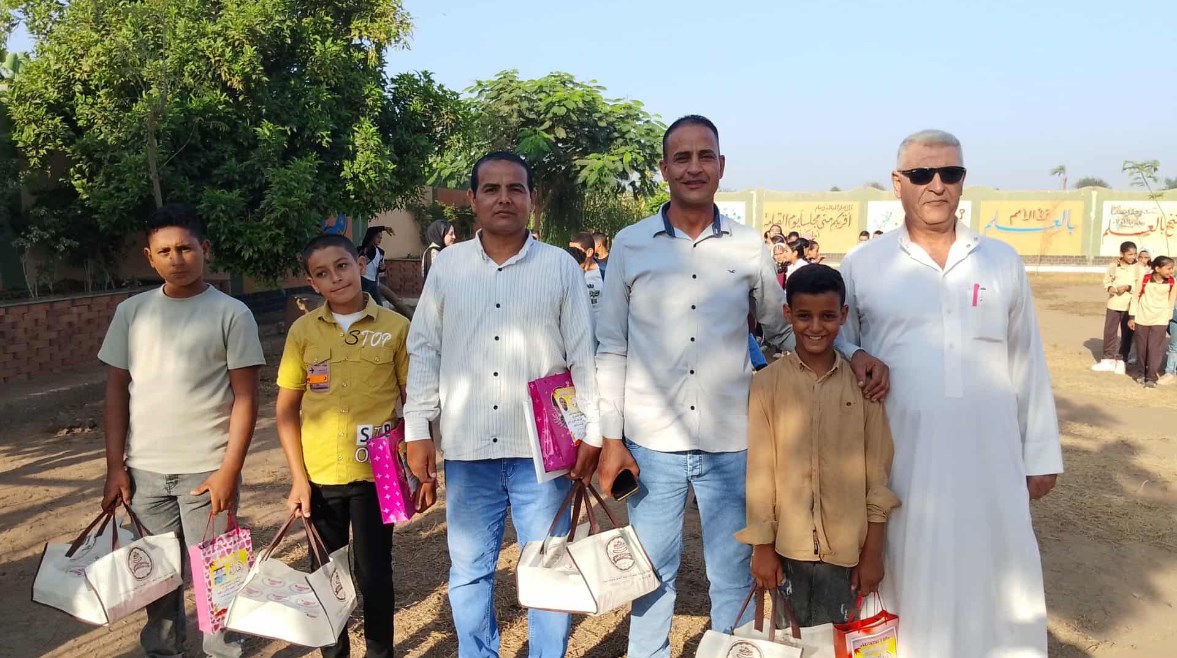 تكريم طلاب ومعلمهم بالمنوفية بعد عثورهم على "شيكارة فلوس" وتسليمها للشرطة 1 تكريم طلاب ومعلمهم بالمنوفية بعد عثورهم على "شيكارة فلوس" وتسليمها للشرطة
