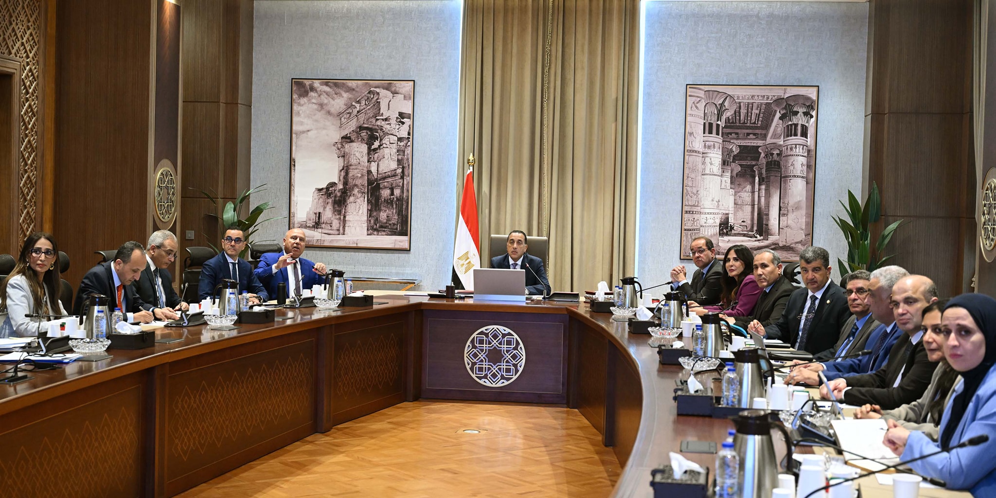 مدبولي يتابع مع الوزراء تنفيذ مشروعات القطار الكهربي السريع والمونوريل