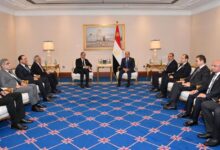السيسي يلتقي رئيس وزراء باكستان على هامش القمة العربية الإسلامية بالدوحة