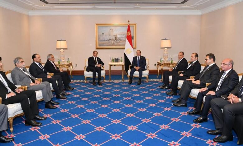 السيسي يلتقي رئيس وزراء باكستان على هامش القمة العربية الإسلامية بالدوحة