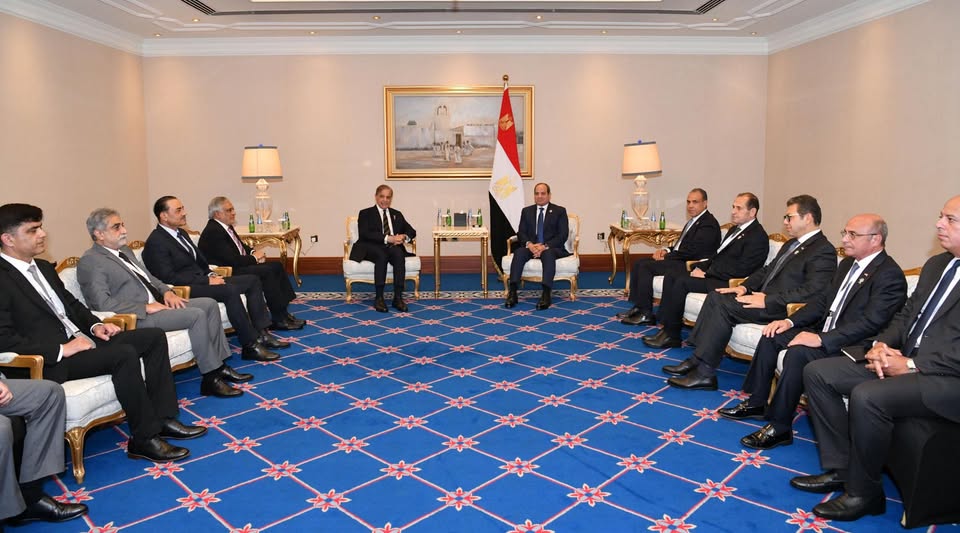 السيسي يلتقي رئيس وزراء باكستان على هامش القمة العربية الإسلامية بالدوحة
