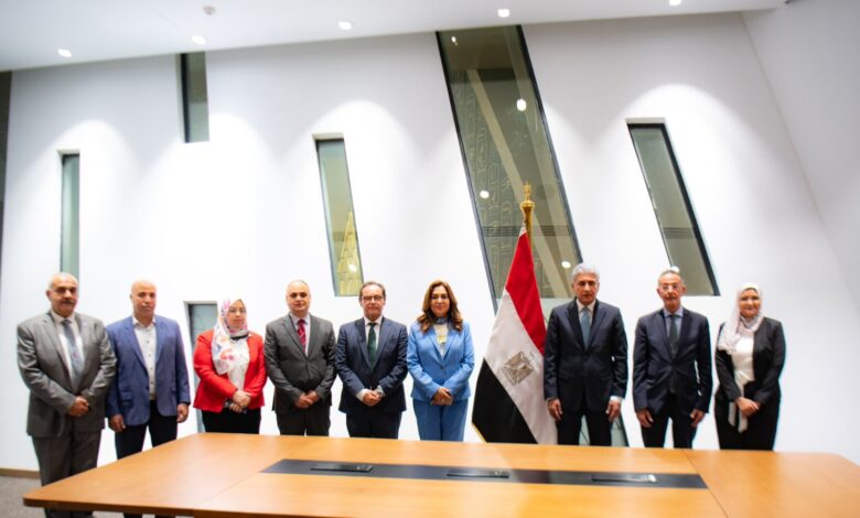 بروتوكول تعاون بين السياحه والبيئه لتحويل المتحف المصري الكبير إلي "أخضر" 1 بروتوكول تعاون بين السياحه والبيئه لتحويل المتحف المصري الكبير إلي "أخضر"