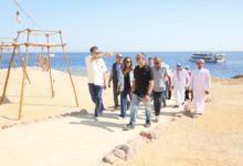 من أجل السياحة البيئية.. وزيرة التنمية المحلية توجه بتطوير محمية رأس محمد على مساحة 850 كم² أكدت الدكتورة منال عوض، وزيرة التنمية المحلية والقائم بأعمال وزير البيئة، أن دعم وتنشيط السياحة البيئية يأتي على رأس أولويات خطط التطوير الجارية بمحمية رأس محمد بجنوب سيناء، باعتبارها واحدة من أهم المحميات الطبيعية على مستوى العالم. وخلال جولتها التفقدية، شددت الوزيرة على تسريع تفعيل منظومة التحصيل الإلكتروني لتذاكر الزيارة والأنشطة داخل المحمية، بما يعزز الشفافية ويزيد من جودة الخدمات المقدمة للزوار، إلى جانب الانتهاء من تركيب الشمندورات لحماية الشعاب المرجانية من التدهور نتيجة الممارسات السياحية غير المنضبطة، وصيانة مراكب الرصد البحري لضمان استمرار الرقابة على الأنشطة البحرية وحماية الثروات الطبيعية. كما تفقدت معامل الرصد البحري، حيث استمعت إلى شرح حول منظومة رصد الكائنات البحرية لمتابعة حالة أكثر من 220 نوعاً من الشعاب المرجانية وما يزيد على ألف نوع من الأسماك، فضلاً عن الكائنات البحرية النادرة. وزارت مركز الزوار داخل المحمية الذي يقدم برامج توعوية لتعريف السياح بأهمية رأس محمد وما تحتويه من كنوز طبيعية، بجانب منطقة التخييم التي تستقطب عشاق السياحة البيئية. وتفقدت الوزيرة أيضاً منطقة المانجروف، مؤكدة على أهمية هذه البيئة الساحلية في حماية الشواطئ والحفاظ على التنوع البيولوجي، مشددة على ضرورة تعزيز الجهود لصون هذه النظم البيئية الحساسة للأجيال المقبلة. وفي مركز محميات جنوب سيناء، تابعت أعمال استكمال المبنى الإداري الجديد الذي يضم مركز تدريب ملحقاً به وحدات فندقية بعدد 26 غرفة، مشيرة إلى أن تشغيل هذا المركز سيمثل إضافة كبيرة لدعم برامج التدريب ونقل الخبرات للعاملين، بما يعزز أنشطة السياحة البيئية ويدعم خطط حماية التنوع البيولوجي. جدير بالذكر أن محمية رأس محمد، التي أُعلنت كأول محمية طبيعية في مصر عام 1983، تمتد على مساحة نحو 850 كم²