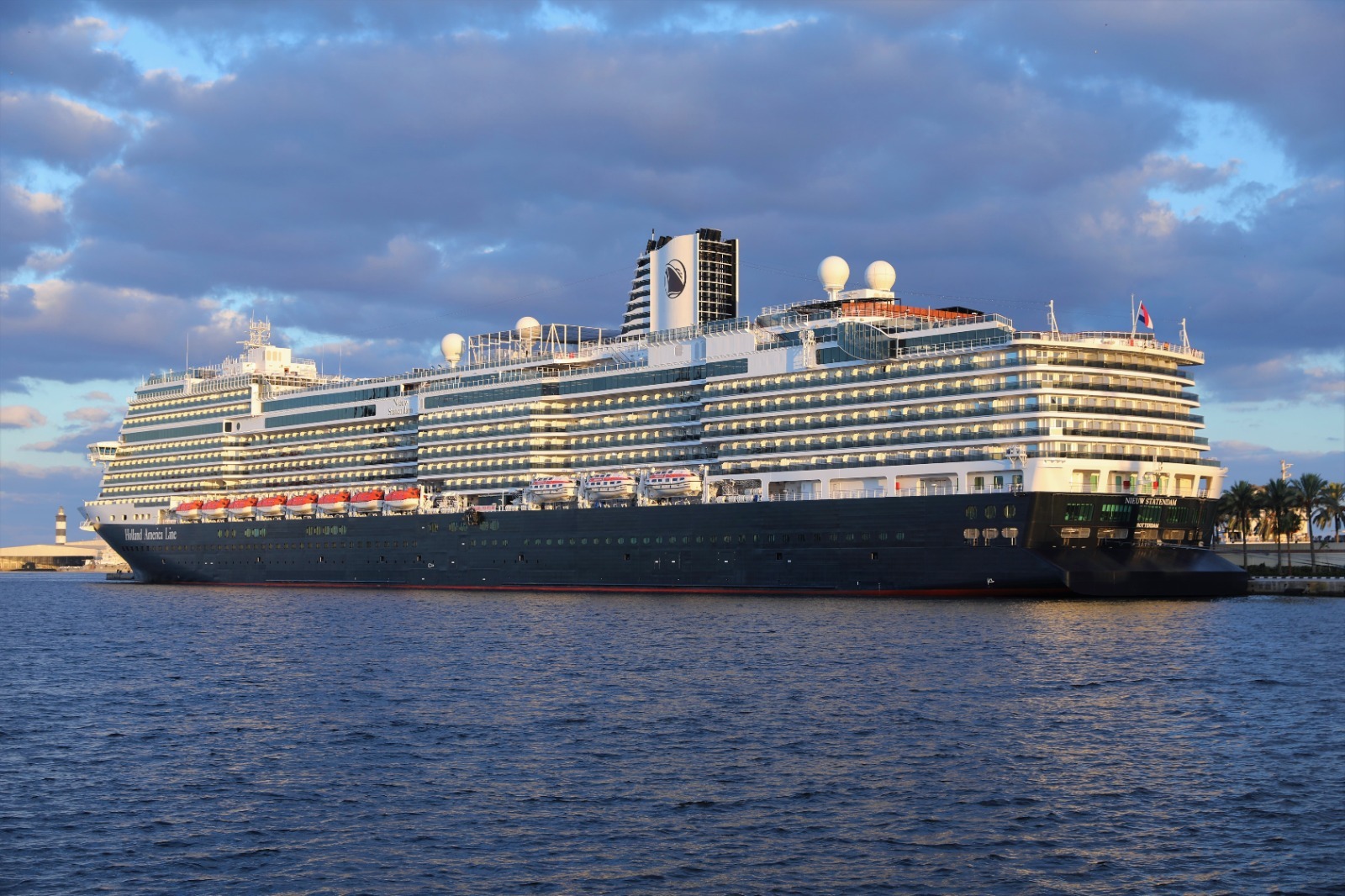 ميناء الأسكندريه يستقبل سفينتين عملاقيتين علي متنهما 8آلاف سائح 1 سفينة سياحية