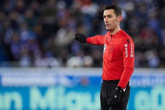 الحكم الإسباني أليخاندرو رويز يدير قمة الأهلي والزمالك في الدوري الممتاز